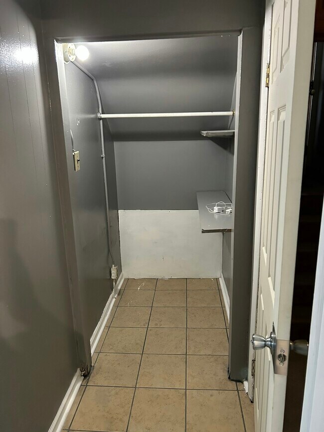 Building Photo - 1828 Gunderson Ave