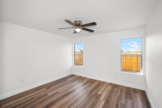 Building Photo - 7620 Woodford Ave