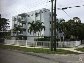 Building Photo - 1090 NE 129th St