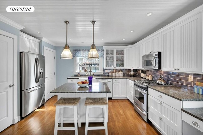 Building Photo - 26 Henry St