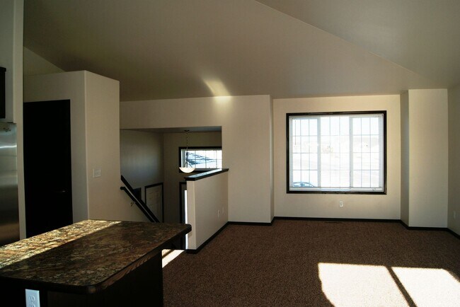 Building Photo - 4 Bed 3 Bath Single Family Home