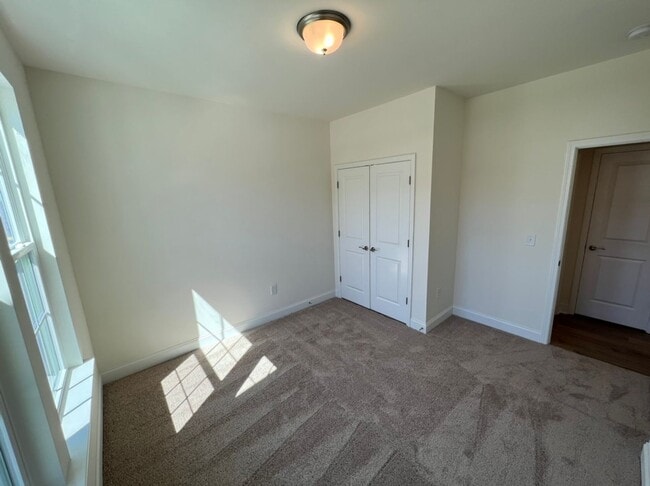 Building Photo - LIKE NEW 4 Bedroom Home w/ Ground Floor Be...