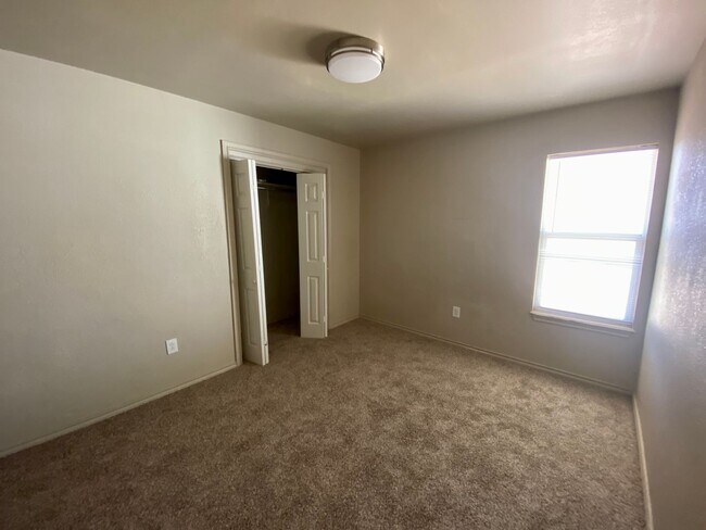 Building Photo - Pre-leasing for July.