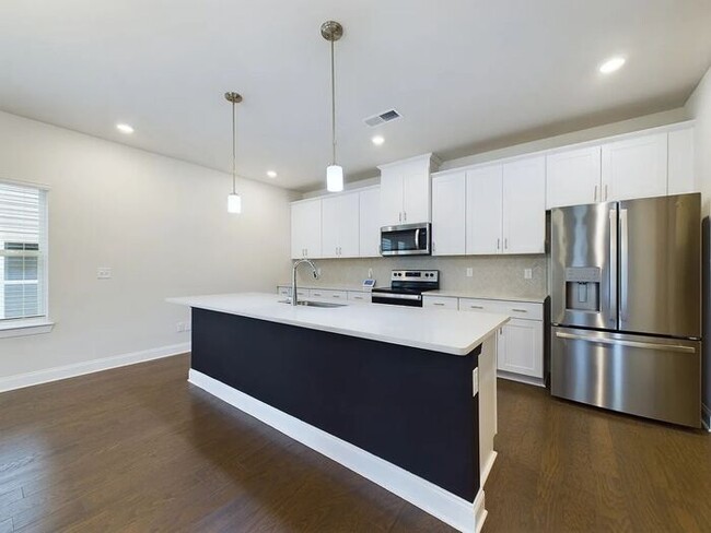 Building Photo - 3 Bed/2.5 Bath Beautiful Newer Constructio...