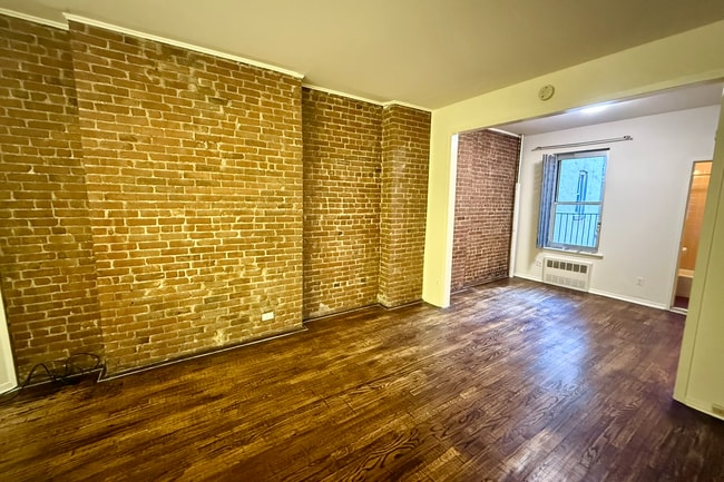 Primary Photo - 2274 Broadway