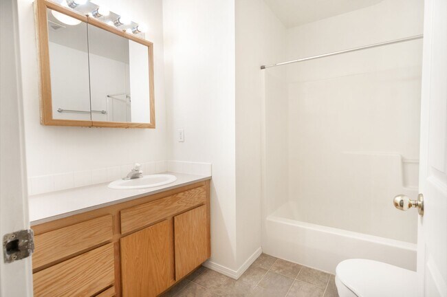 Building Photo - 1020 NE D St