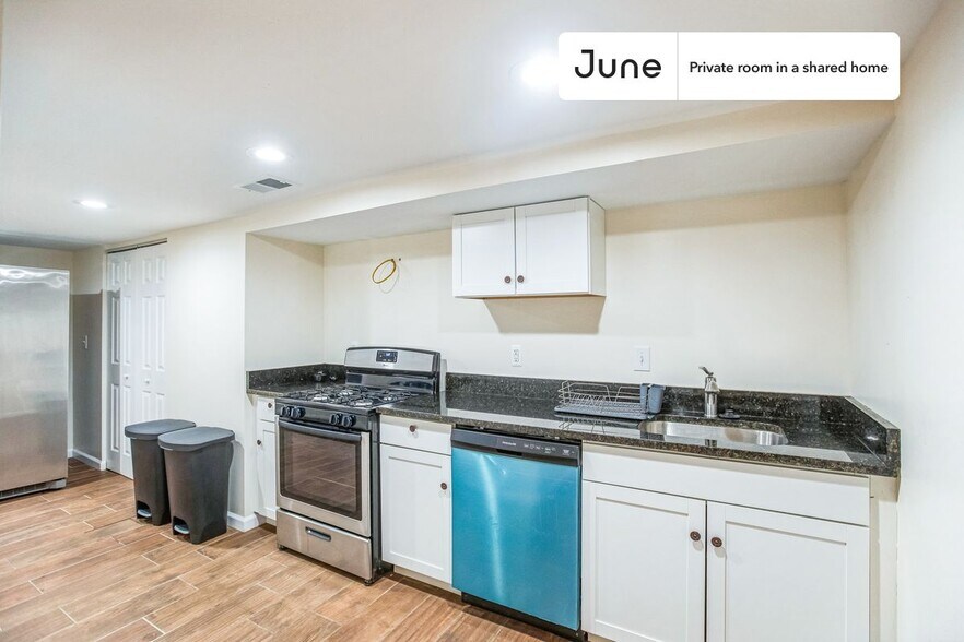 Building Photo - Room in Shared 7 bed/6 bath home in Dupont Park