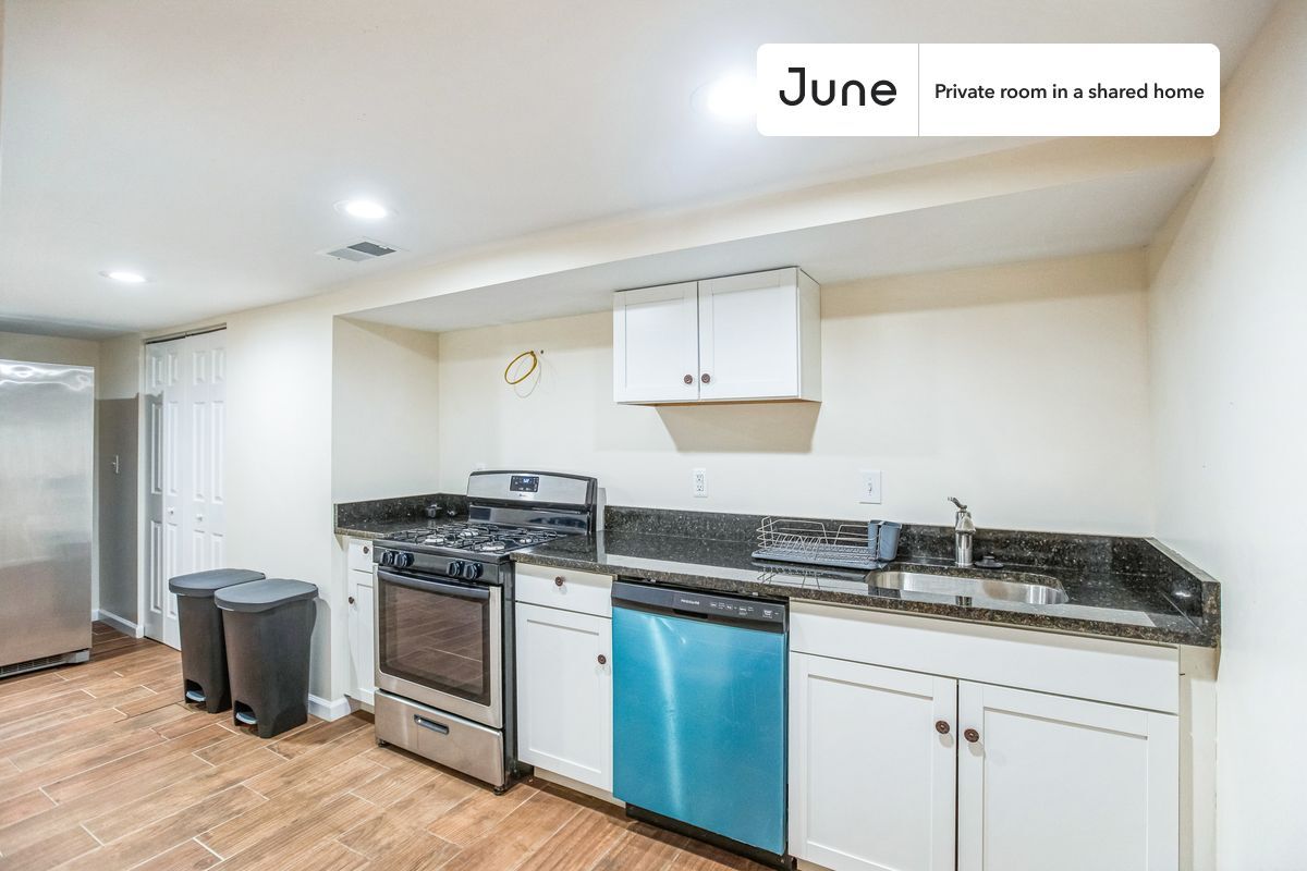 Building Photo - Room in Shared 7 bed/6 bath home in Dupont Park