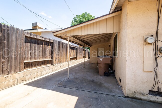 Building Photo - 3 Bedroom, 2 Bath Home Near Bakersfield Co...