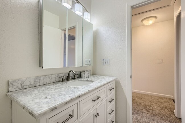 Building Photo - Corner Unit 2 BDR / 2.5 BA Townhome