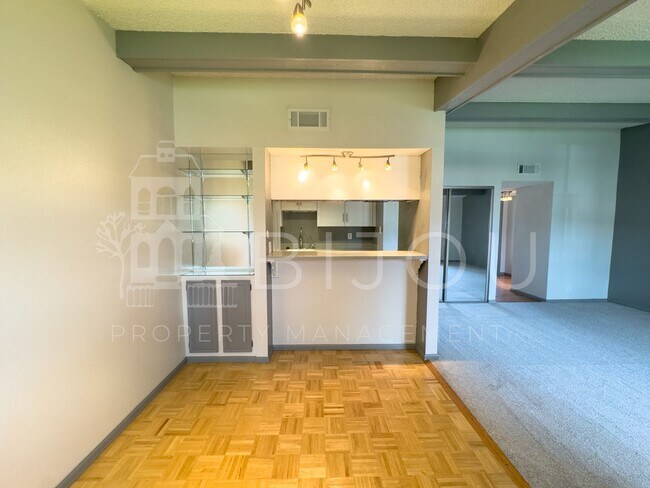 Building Photo - Westside Condo w/ Amazing Views