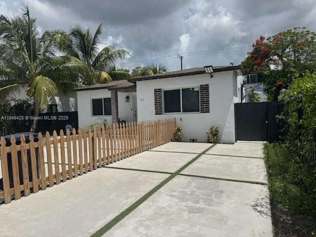 Building Photo - 911 Sharar Ave