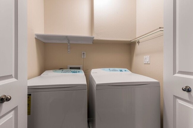 Building Photo - 929 SE Marion St