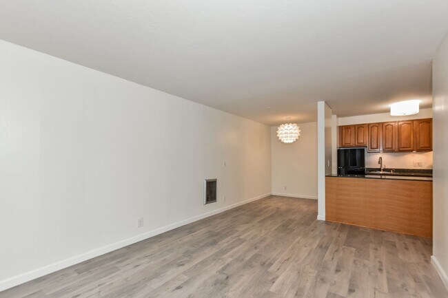 Building Photo - Light And Bright One Bedroom Condo In Oakl...