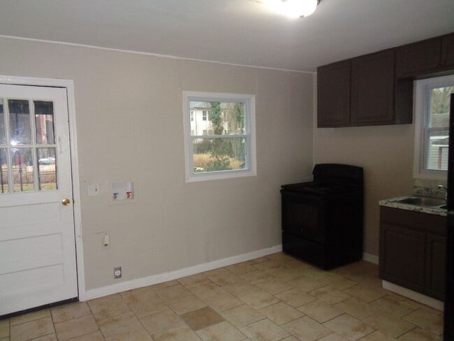 Building Photo - 2 Bdroom 1 Bath Home