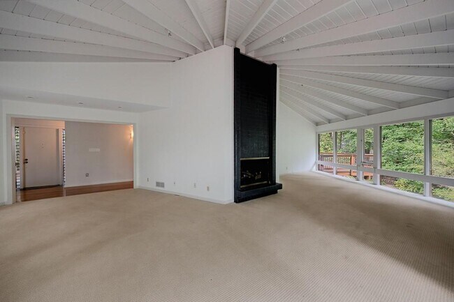 Building Photo - 130 Huntcliff Point NE