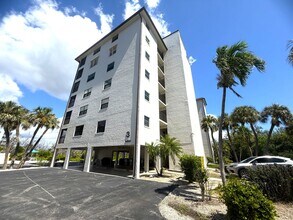 Building Photo - SEASONAL BEACH ACCESS 2/2 CONDO ON FT. MYERS BEACH!!!