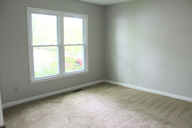 Building Photo - 736 Woodland Dr