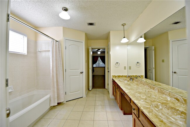 Building Photo - 4604 Pelham Dr