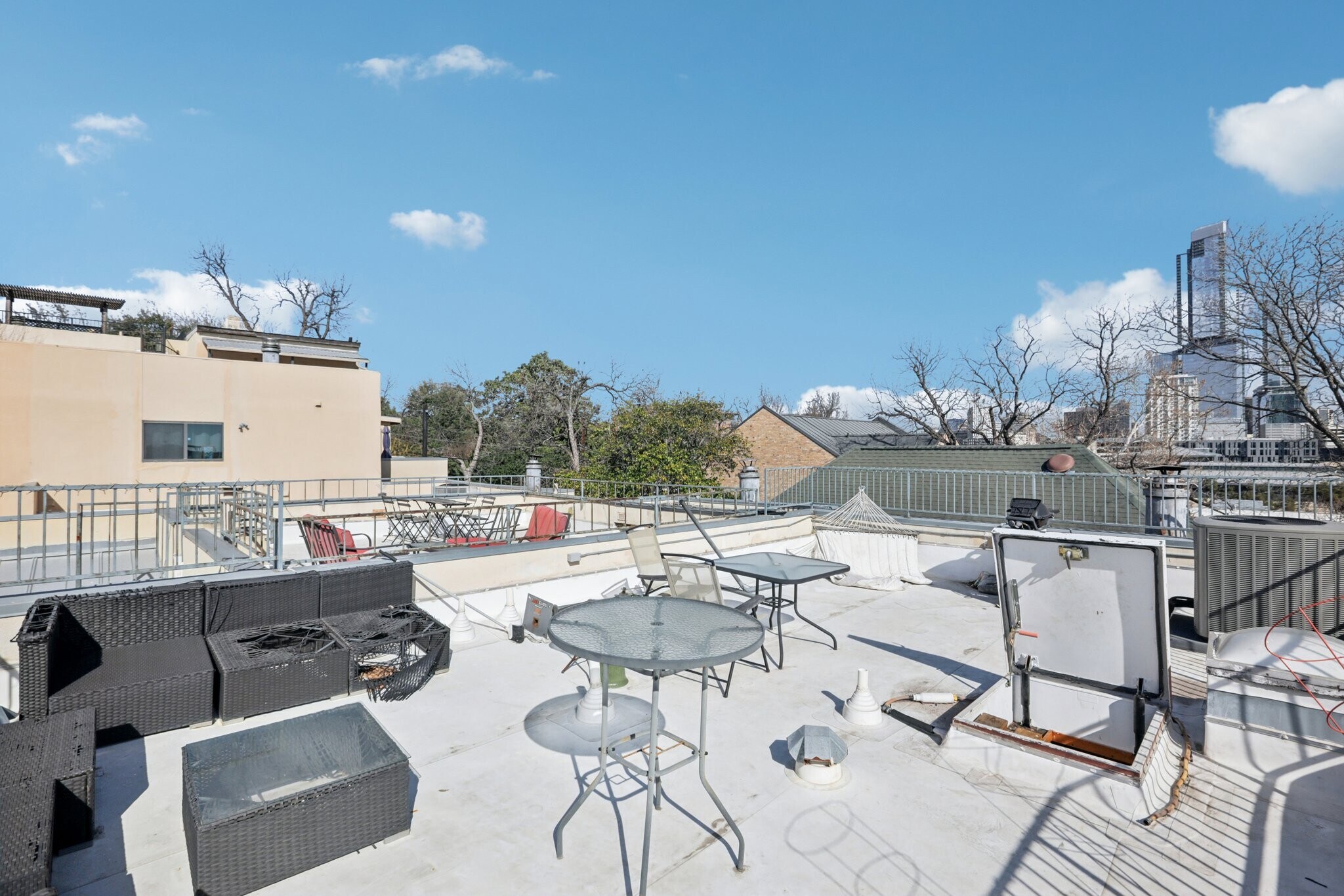 Building Photo - 1106 W 6th St