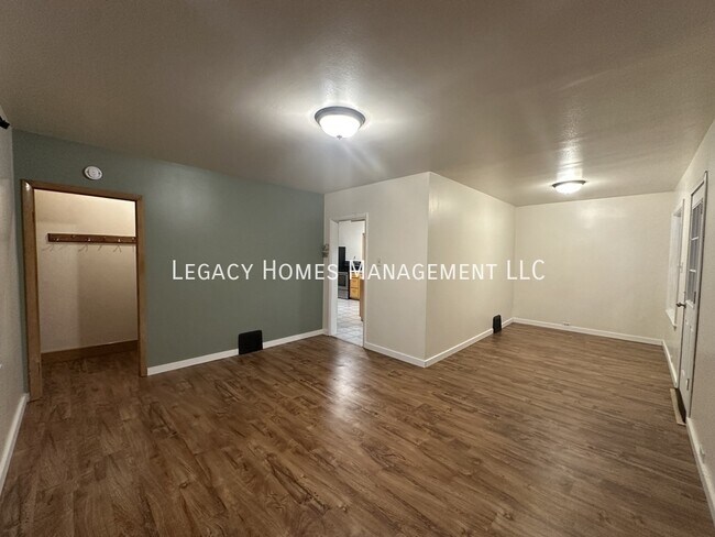 Building Photo - 912 E Lincoln Ave