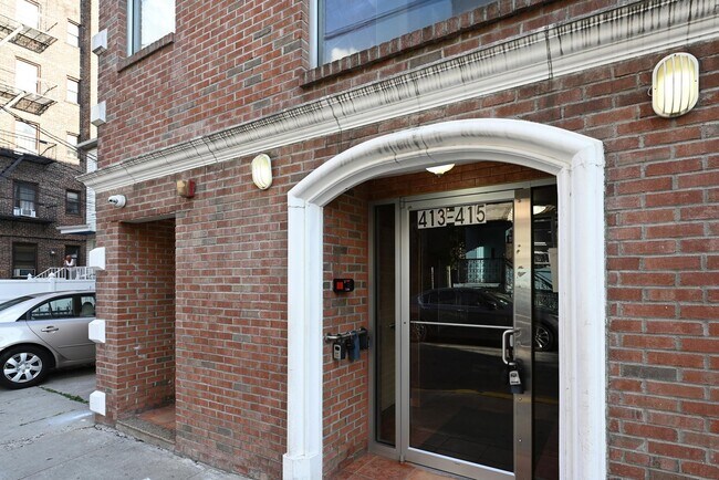 Building Photo - 413-415 9th St