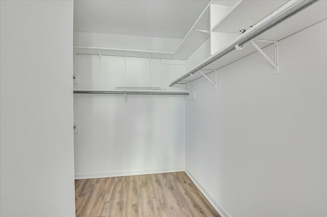 Building Photo - 3 bedroom, 2.5 bathroom home on a large co...