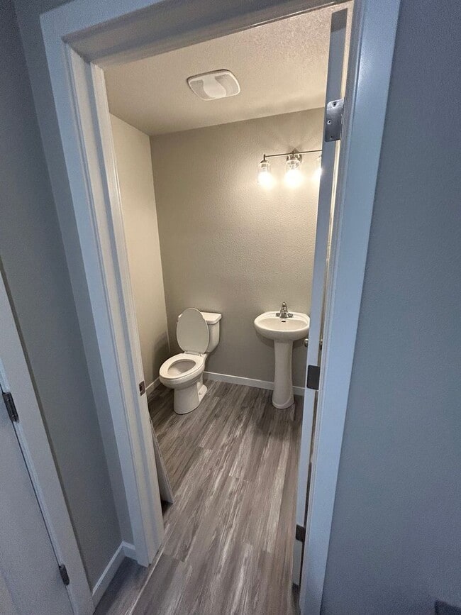 Building Photo - Exquisite 3-Bedroom Home with Modern Elegance and a Great Location!!