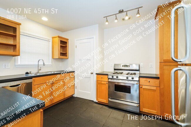 Building Photo - 4007 NE 45th St