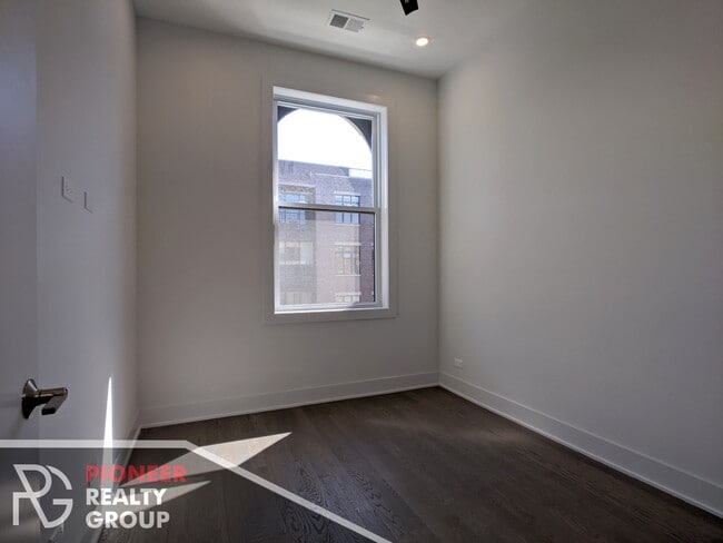 Building Photo - 2121 W Belmont Ave