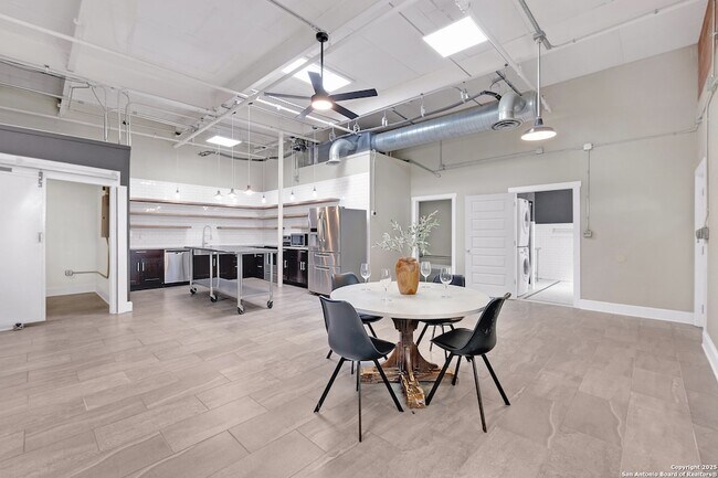 Building Photo - 3363 E Commerce St