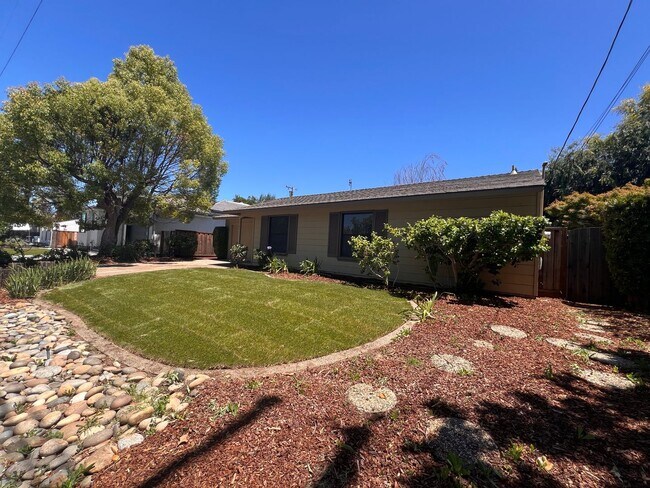 Building Photo - 1143 Solana Dr