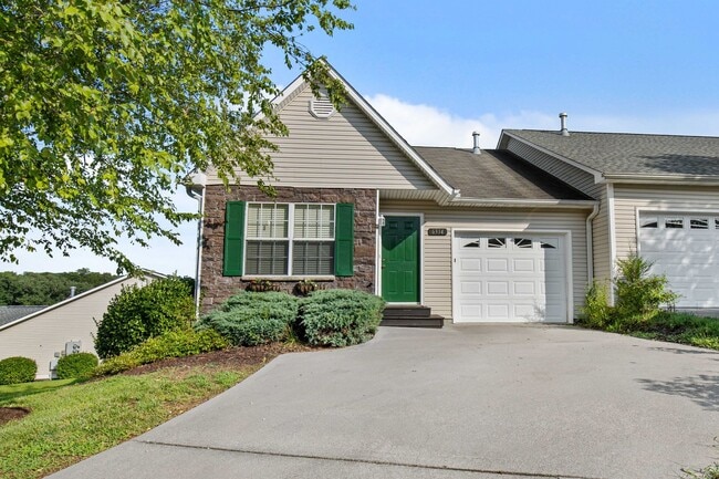 Primary Photo - 2 Bedroom, 2 Bath Townhouse for Rent in Kn...