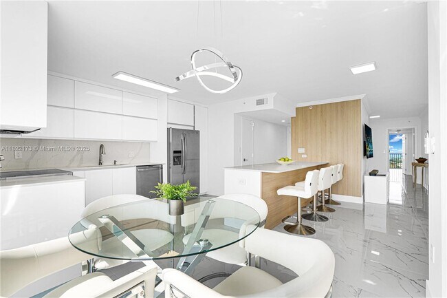 Building Photo - 881 Ocean Dr