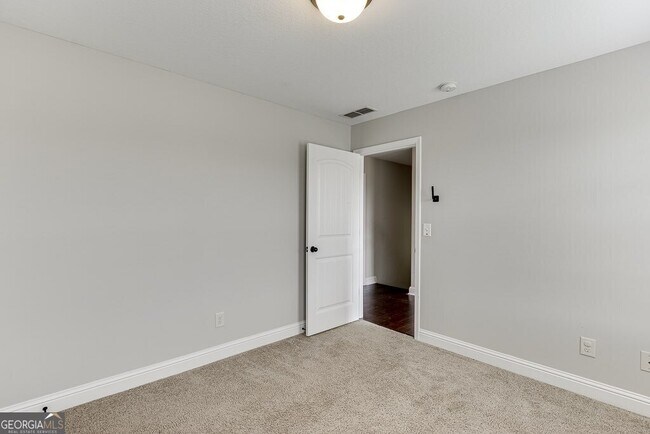 Building Photo - 323 Deer Run Dr