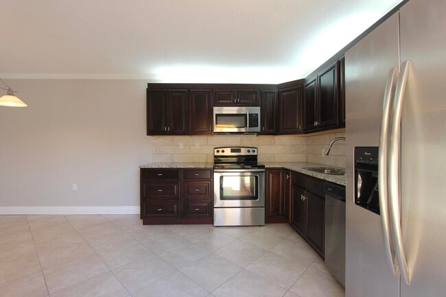 Building Photo - 606 6th Ct