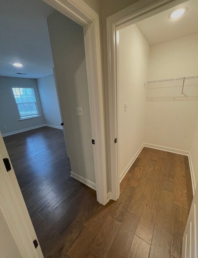 Building Photo - South Cherry Tree 509