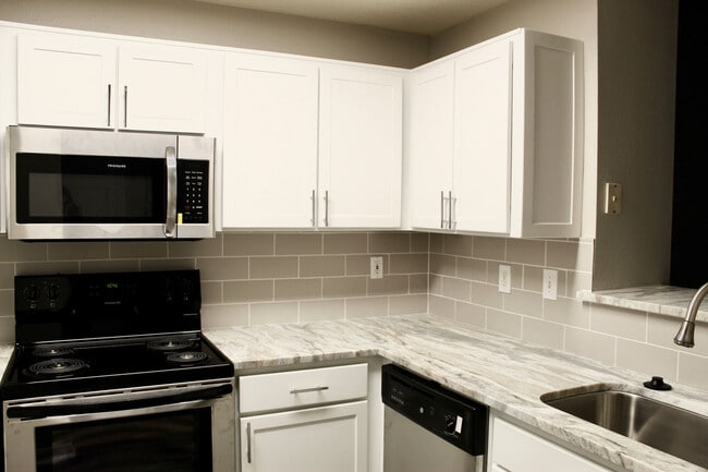 Building Photo - Plaza At River Oaks