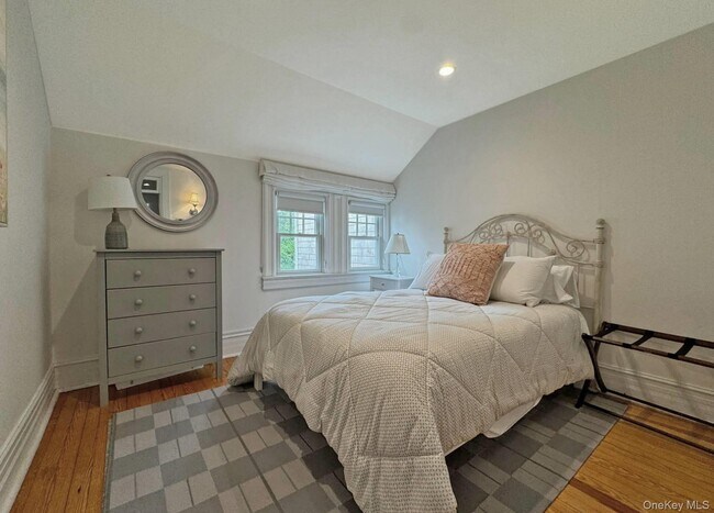 Building Photo - 4 Sandacres Rd