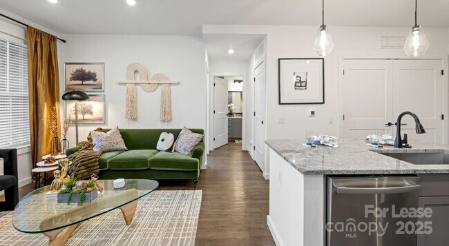 Building Photo - 515 Royal Ct