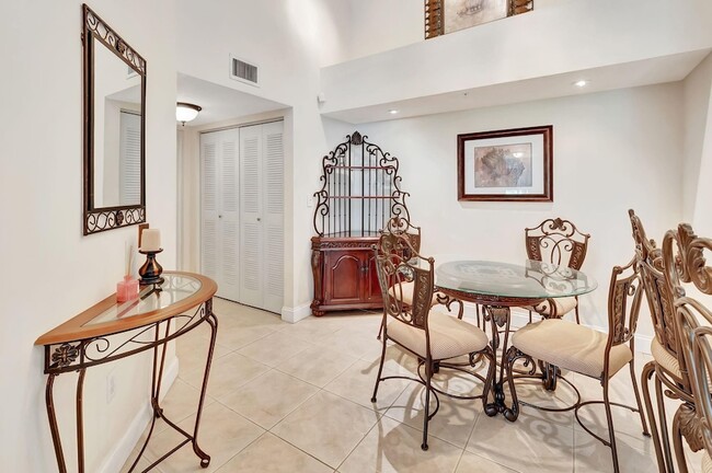 Building Photo - 923 Villa Cir