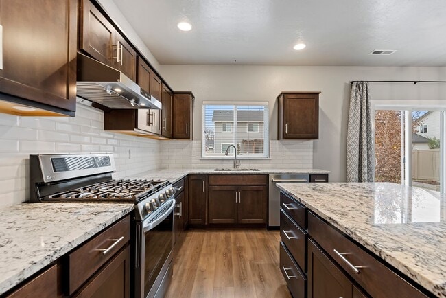 Building Photo - Upgraded 4 Bed 2.5 Bath Home