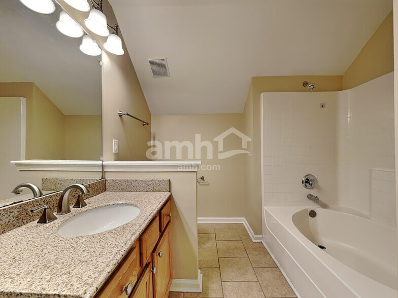 Building Photo - 230 Stoney Xing