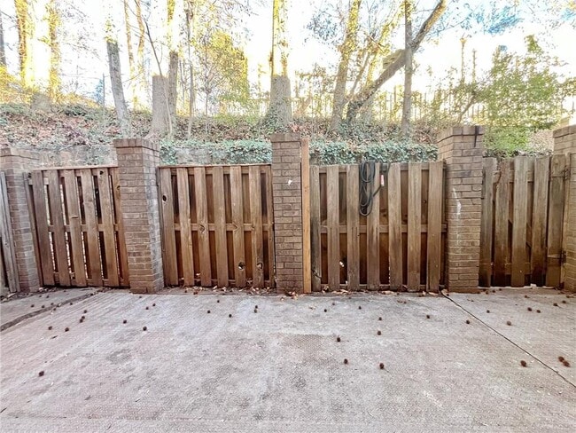 Building Photo - 2946 N Dekalb Dr