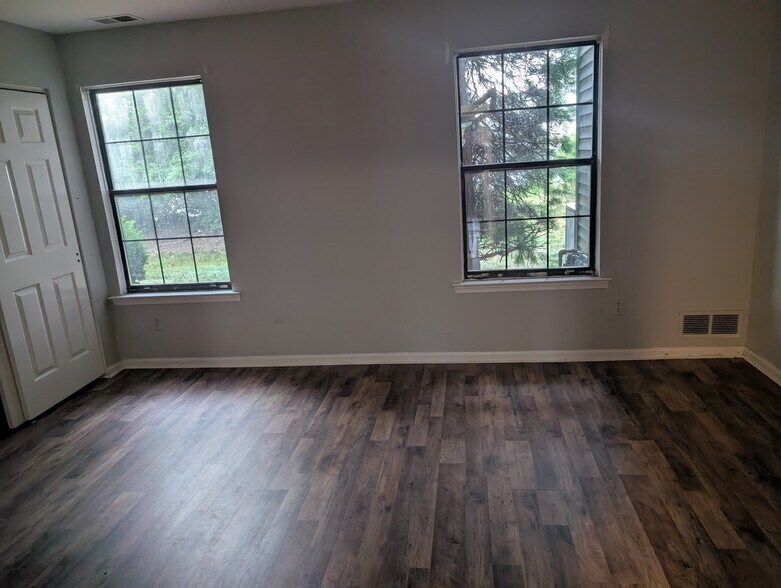 Building Photo - 2104 Woodbridge Commons Way