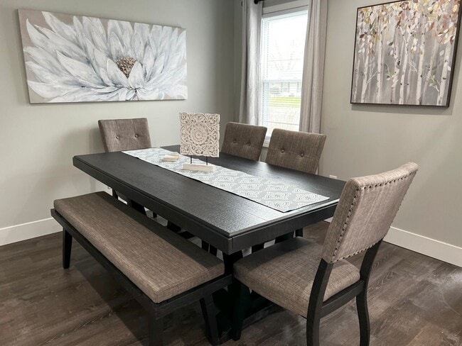 Building Photo - Fully Furnished rental with excellent cent...