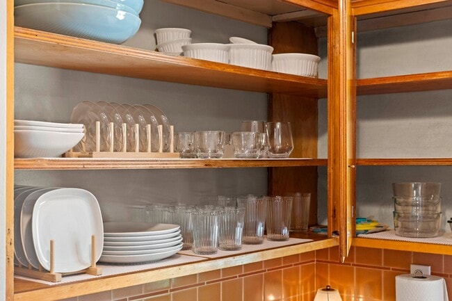 Building Photo - Mid-Century Classic! 3bd/3ba 2700 sf Short Term- FULLY FURNISHED!