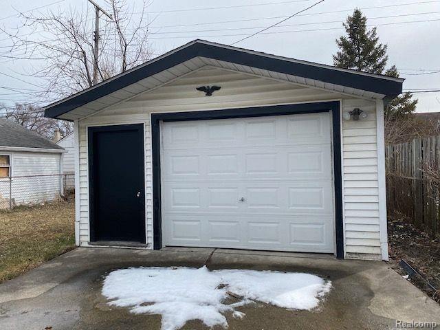 Building Photo - 920 E Mapledale Ave