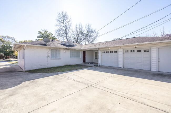 Building Photo - 6501 Ravendale Ln