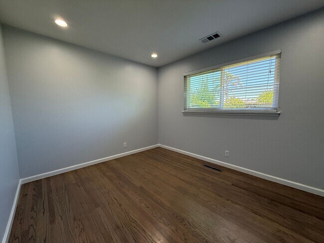 Building Photo - Updated Single Story Home located in Desirable Glenmoor Neighborhood of Fremont